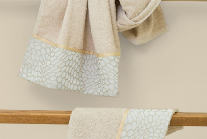Set asciugamani Battaglia Classico Italiano Bao viso e ospite in pura spugna di cotone con bordo jacquard geometrico e piattina in raso. - Colorazione Biscotto