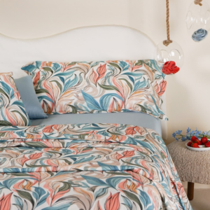 Completo letto Neith Amalfi in raso satin di cotone 300 TC con stampa digitale botanica.