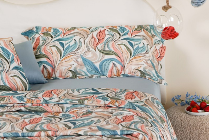 Completo letto Neith Amalfi in raso satin di cotone 300 TC con stampa digitale botanica.
