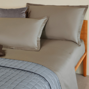 Completo letto Neith Gioia in puro cotone tinta unita 144 TC con sotto con angoli e federe con 3 volants. - COLORE ARGILLA