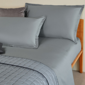 Completo letto Neith Gioia in puro cotone tinta unita 144 TC con sotto con angoli e federe con 3 volants. - COLORE GRIGIO