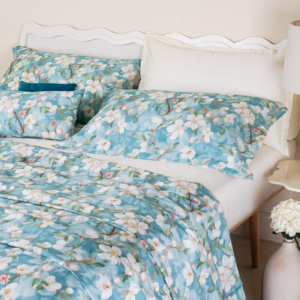 Completo letto Neith Grace in raso satin di cotone 300 TC con stampa digitale floreale.
