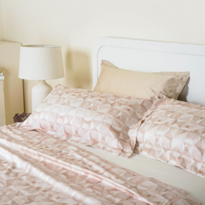 Completo letto Neith Zinia in raso satin di cotone 300 TC con stampa digitale geometrica.