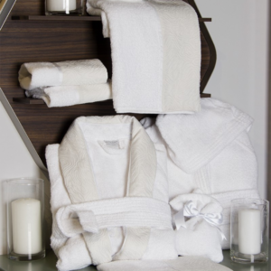 Completo bagno Battaglia Classico Italiano Eva 8 pezzi in pura spugna di cotone con eleganti bordi jacquard. Include accappatoi, asciugamani viso e ospite, guanto scrub e sacchetto sali. - Colore Bianco7Latte
