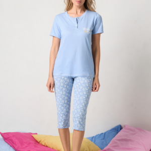 Pigiama donna SIèLEI in cotone con maglia a manica corta e pantalone pinocchietto fantasia.