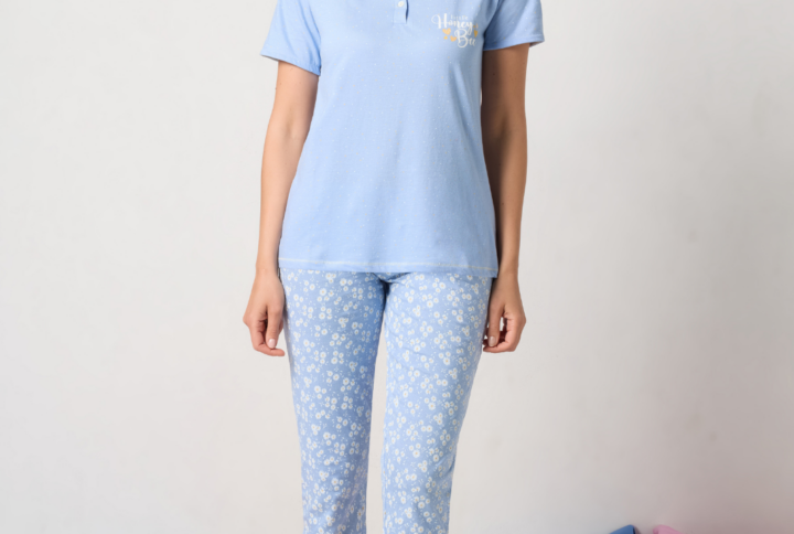 Pigiama donna SIèLEI in cotone con maglia a manica corta e pantalone pinocchietto fantasia.