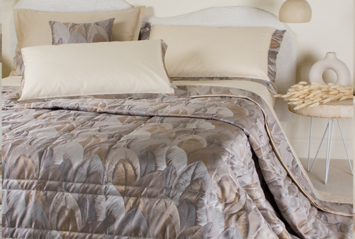 Trapuntino Battaglia Classico Italiano Wonder in tessuto jacquard con motivo a piume.