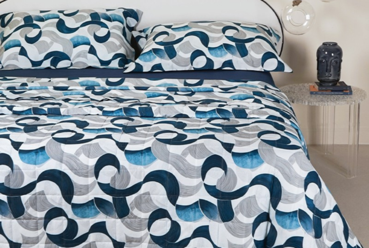Trapuntino Neith Plinio in raso satin 100% cotone 300 TC con stampa digitale astratta.