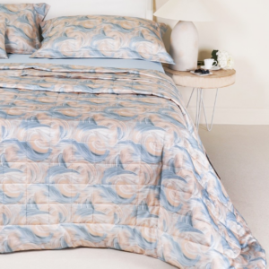 Trapuntino Neith Tosca in raso satin 100% cotone 300 TC con stampa digitale dal design dinamico ed elegante.