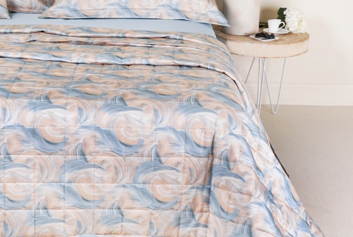 Trapuntino Neith Tosca in raso satin 100% cotone 300 TC con stampa digitale dal design dinamico ed elegante.