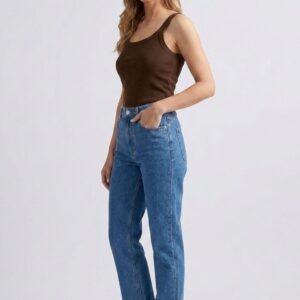 Modella indossa Canotta Donna a Costine in Cotone nella colorazione moka abbinata ad jeans