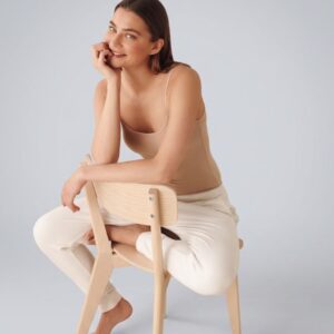 Modella indossa Top Donna Bielastico Spalline Sottili Basic Cotonella nella colorazione Beige