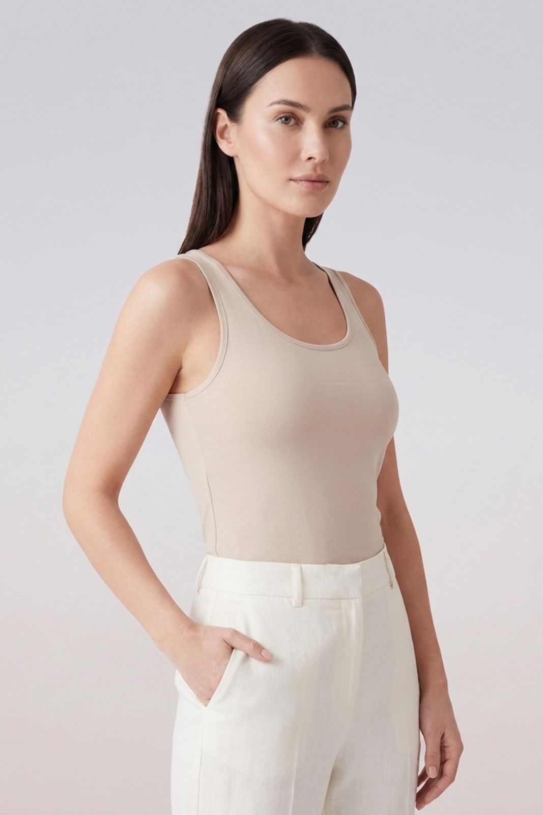 Modella abbina la Canotta Donna Cotonella GD009 in tessuto bielastico ad un pantalone bianco