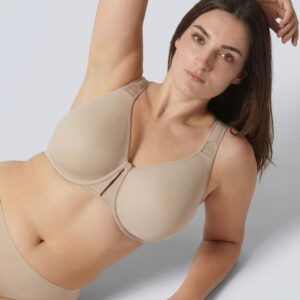 Modella indossa comodo Reggiseno Riduttore con Ferretto Senza Imbottitura Lorea – Selene