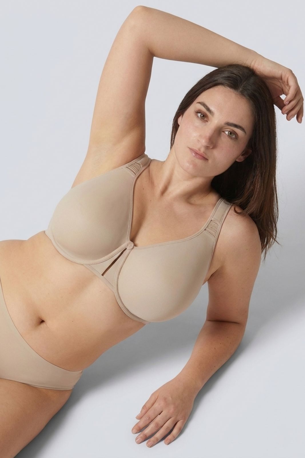 Modella indossa comodo Reggiseno Riduttore con Ferretto Senza Imbottitura Lorea – Selene