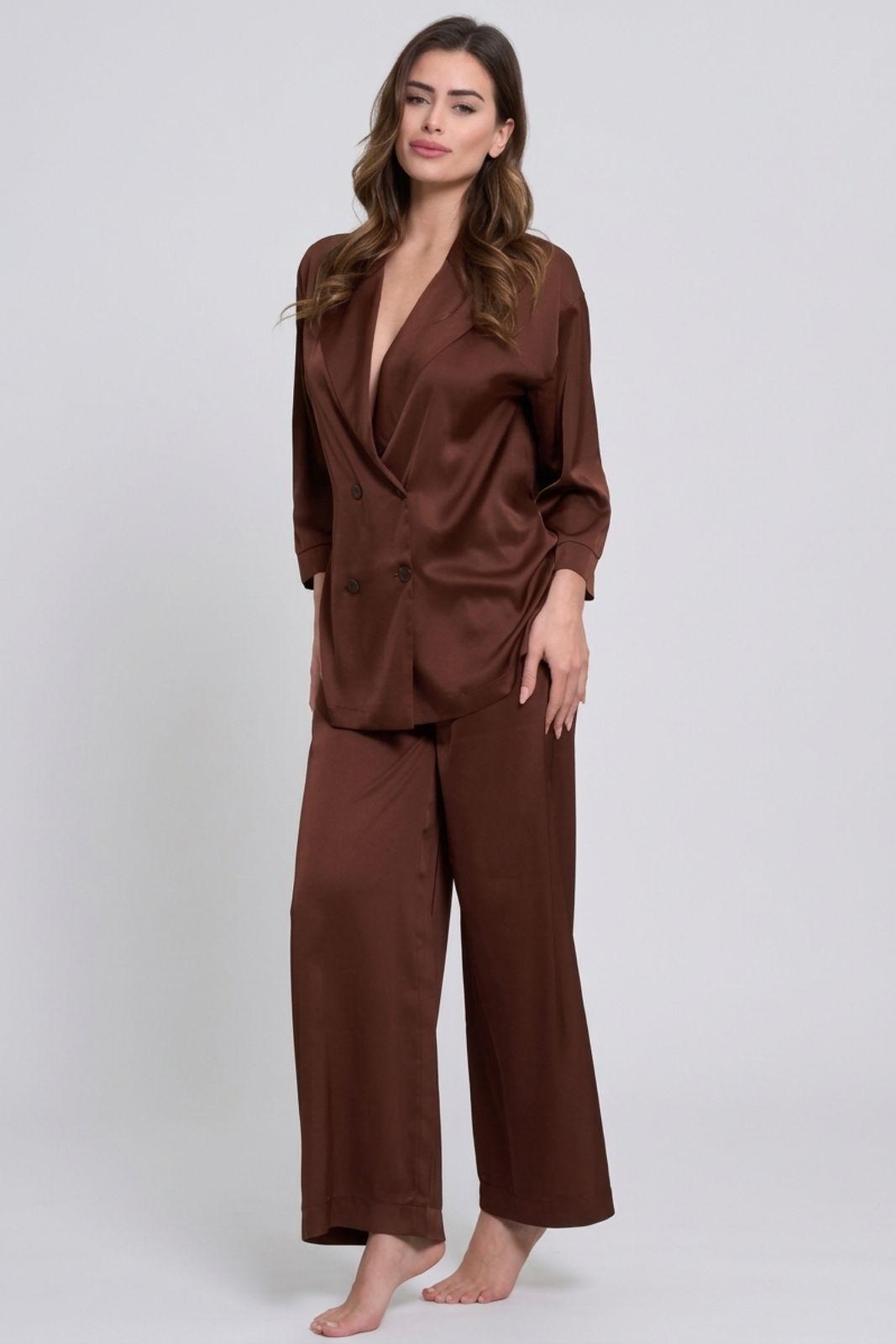 Modella indossa Loveandbra Completo Cool Blazer Over e Pantalone in Satin