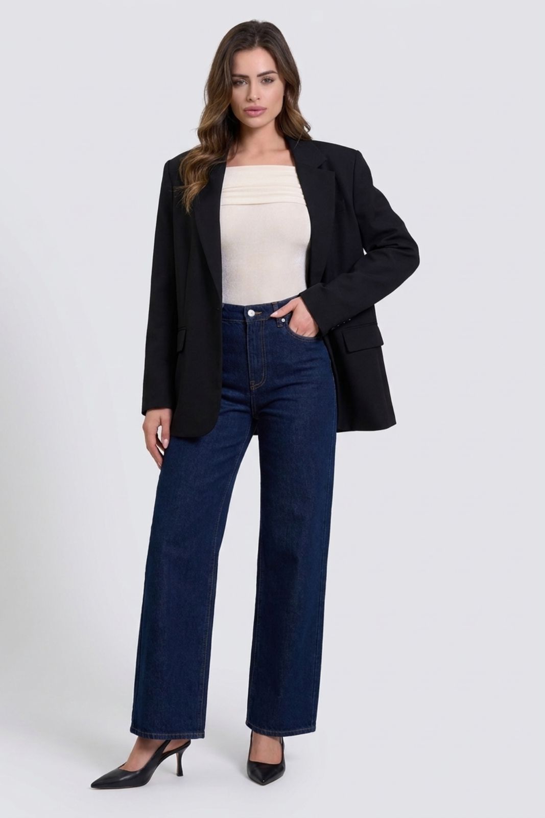 Modella indossa Body Super Glam Loveandbra con scollo Bardot