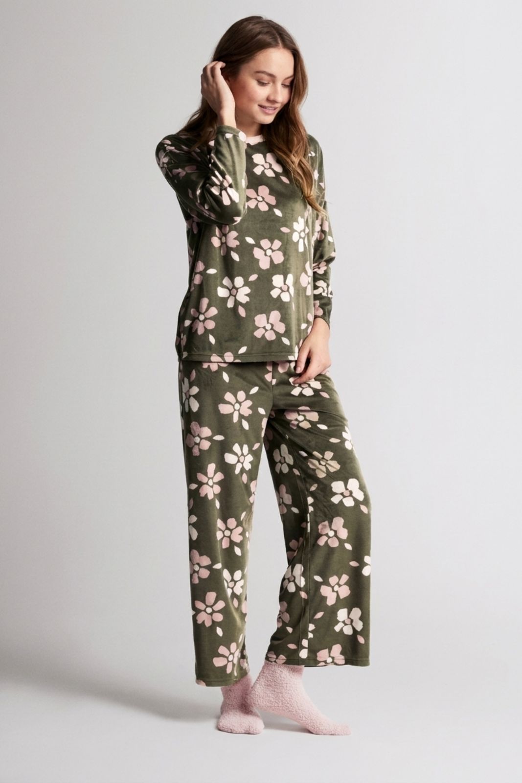 Modella indossa Pigiama Donna Infiore Winter Garden in microcoral
