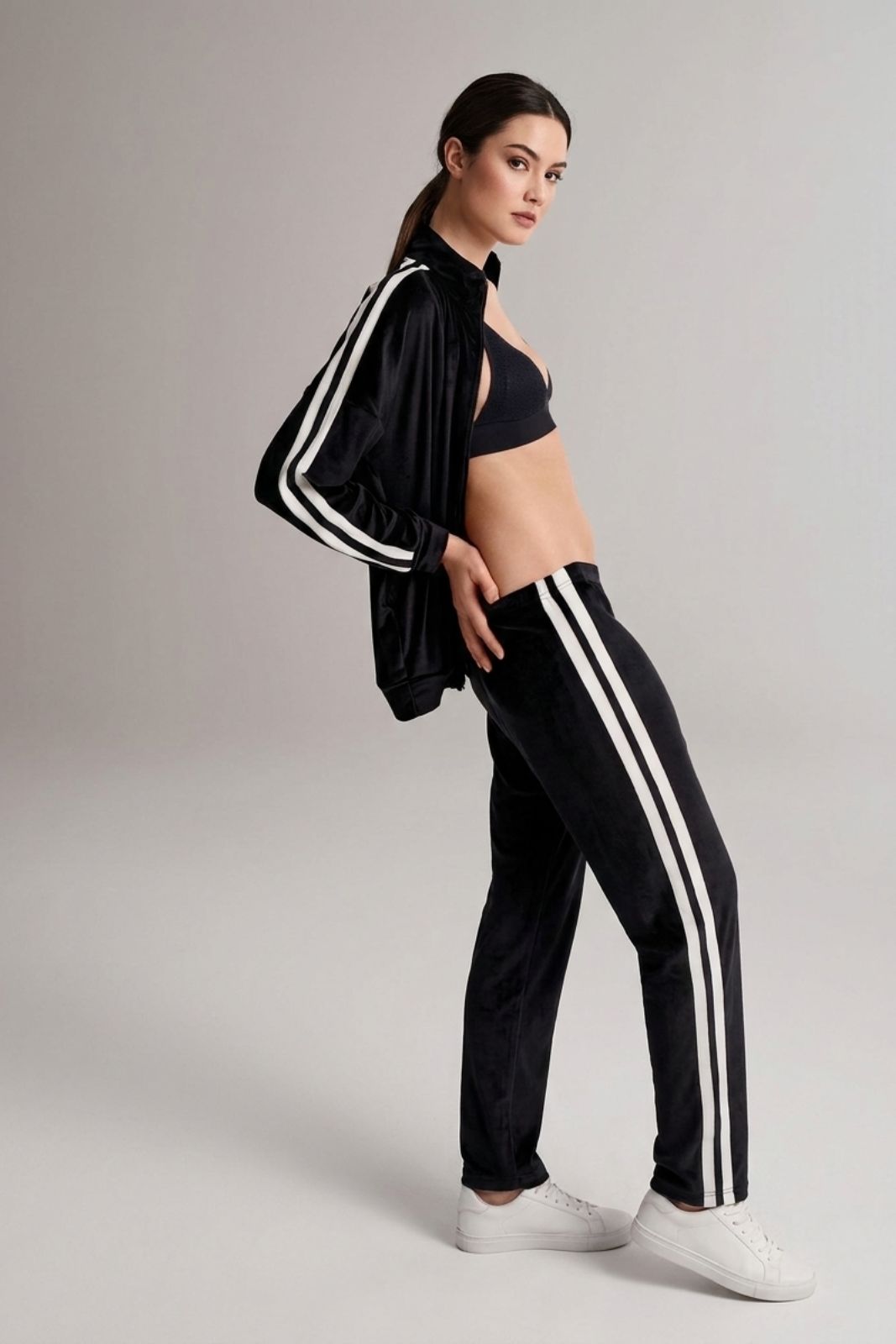 Tuta donna Infiore Sportchic in velour con felpa full zip, pantalone con polsi e bande laterali a contrasto.