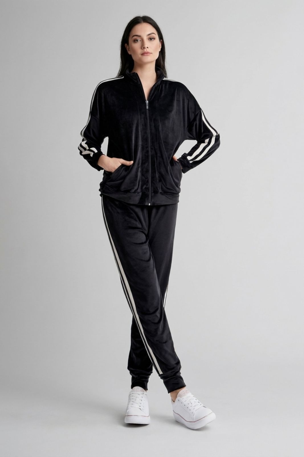 Modella Indossa Tuta donna Infiore Sportchic in velour