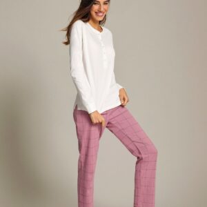 Modella indossa Jadea Pigiama Donna in Caldo Cotone con Pantalone a Quadri nella colorazione panna